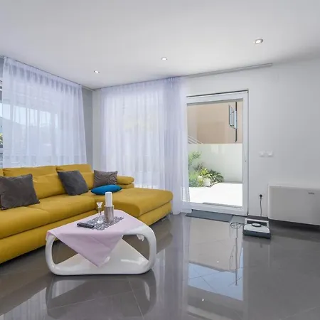 Modern With Shared Pool Near The Sea 4*