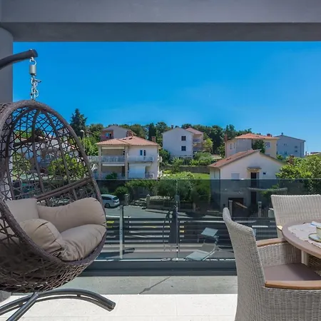 Modern With Shared Pool Near The Sea Gasthof