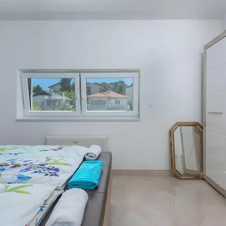 Modern With Shared Pool Near The Sea 4* Pula
