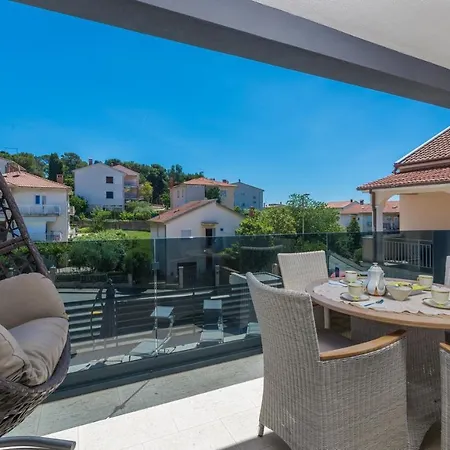 Pensjonat Modern With Shared Pool Near The Sea Pula