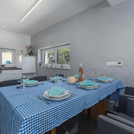 Modern With Shared Pool Near The Sea Pula