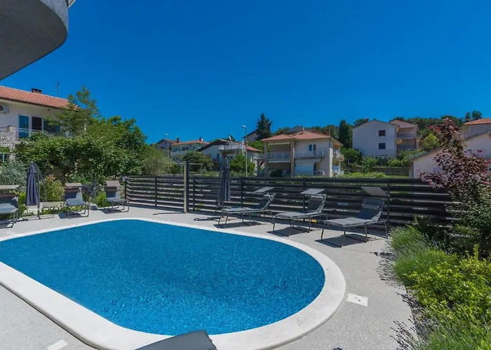 Modern With Shared Pool Near The Sea Πανσιόν 4*