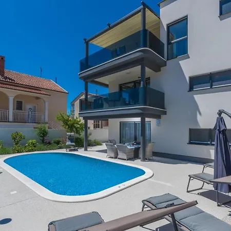 Modern With Shared Pool Near The Sea プーラ