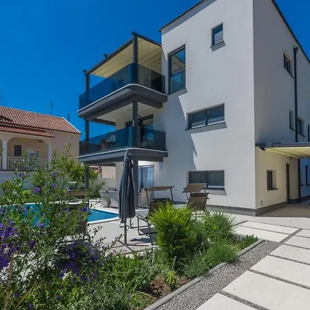 ゲストハウス Modern With Shared Pool Near The Sea プーラ