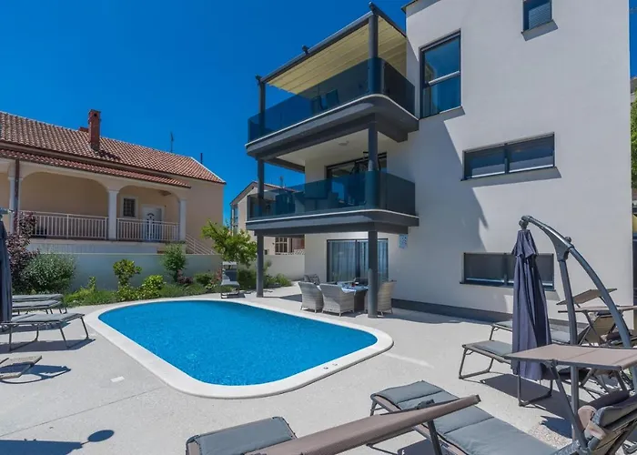 Modern With Shared Pool Near The Sea بولا