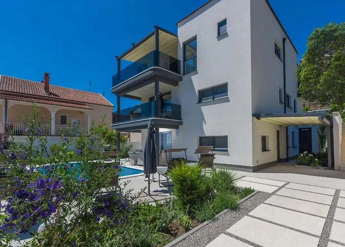 بيت ضيافة Modern With Shared Pool Near The Sea بولا
