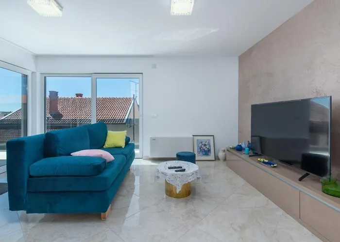 Modern With Shared Pool Near The Sea بيت ضيافة 4*