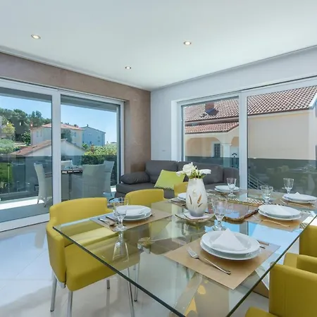 Modern With Shared Pool Near The Sea 4* Pula