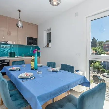 Modern With Shared Pool Near The Sea Pula