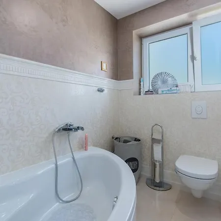 Modern With Shared Pool Near The Sea Gasthof 4*