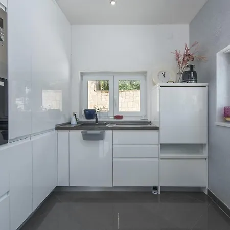 Modern With Shared Pool Near The Sea Gasthof Pula