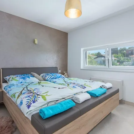 Modern With Shared Pool Near The Sea 4* Pula