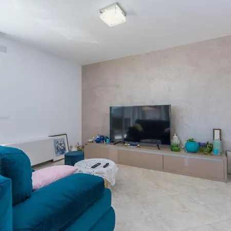 Modern With Shared Pool Near The Sea 4*