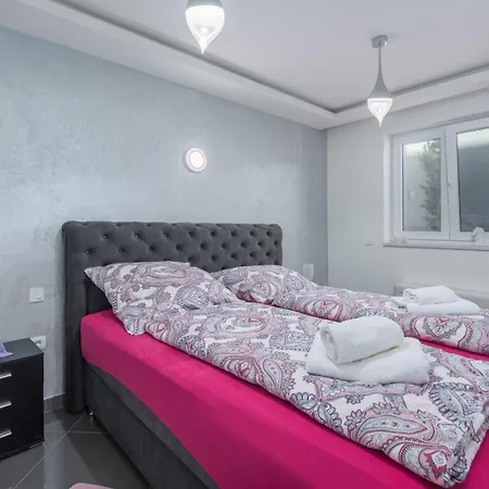 Modern With Shared Pool Near The Sea 4*